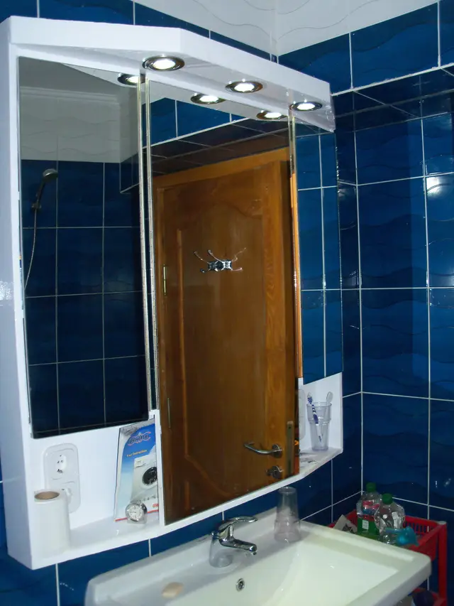 Bathroom mirror cabinet